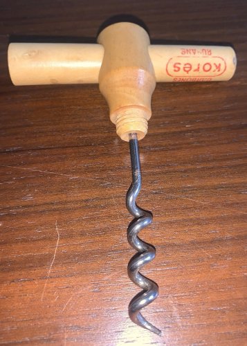 tire-bouchon publicitaire en bois carbones ruban korès