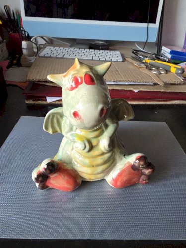 Tirelire En Céramique. Dragon .j 17 Cm Env Tbe