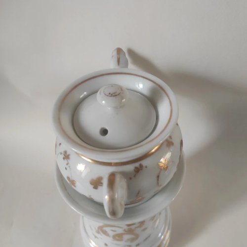 Tisanière ancienne en porcelaine de vieux Paris