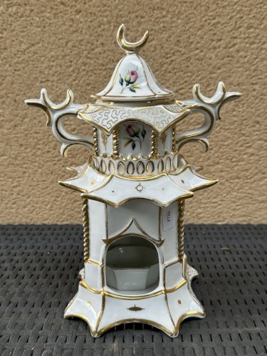 TISANIÈRE EN PORCELAINE FORME PAGODE CHINOISE ÉPOQUE XIXEME BAYEUX /VAL DE LOIRE