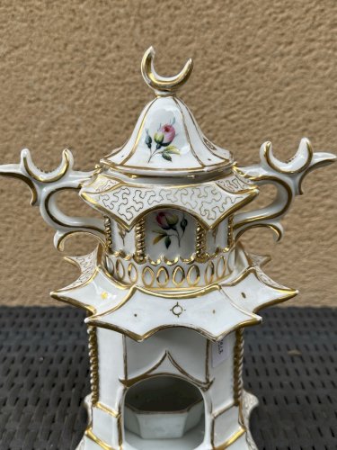 TISANIÈRE EN PORCELAINE FORME PAGODE CHINOISE ÉPOQUE XIXEME BAYEUX /VAL DE LOIRE