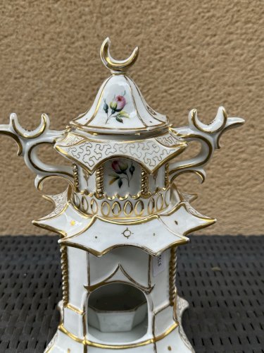 TISANIÈRE EN PORCELAINE FORME PAGODE CHINOISE ÉPOQUE XIXEME BAYEUX /VAL DE LOIRE