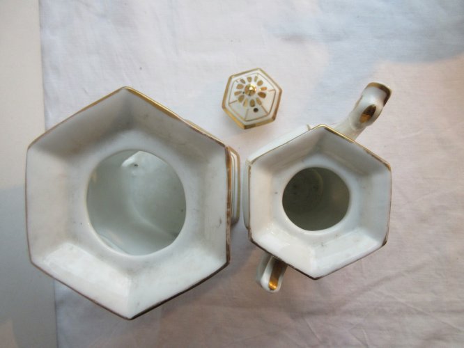 Tisanière veilleuse, style Louis XV porcelaine fine de Paris blanche à filets Or