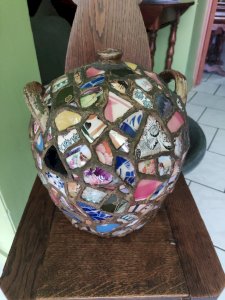 Toule en grès décorée de la mosaïque dite pique-assiette 