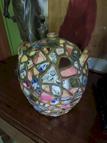Toule en grès décorée de la mosaïque dite pique-assiette 