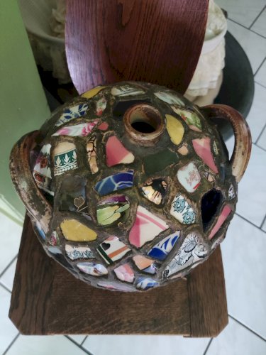 Toule en grès décorée de la mosaïque dite pique-assiette 