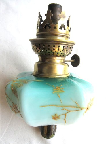 Toupie de piano, lampe à pétrole, verre opalin émaillé de feuilles à l'Or fin