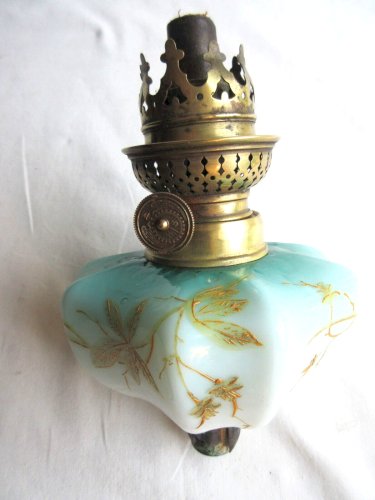 Toupie de piano, lampe à pétrole, verre opalin émaillé de feuilles à l'Or fin