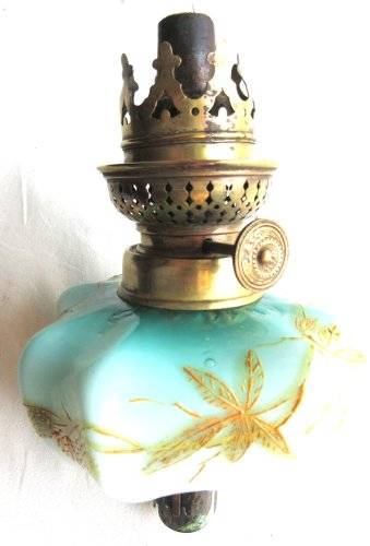 Toupie de piano, lampe à pétrole, verre opalin émaillé de feuilles à l'Or fin