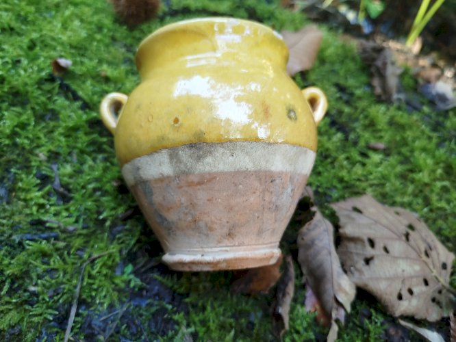 Tout petit pot à graisse ( gésiers )ancien jaune et touche verte 
