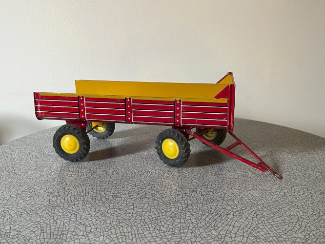 Tracteur et remorque Joustra, jouet ancien en tôle