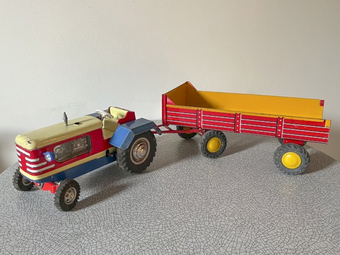 Tracteur et remorque Joustra, jouet ancien en tôle