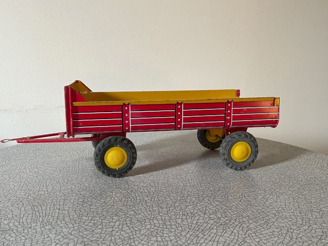 Tracteur et remorque Joustra, jouet ancien en tôle