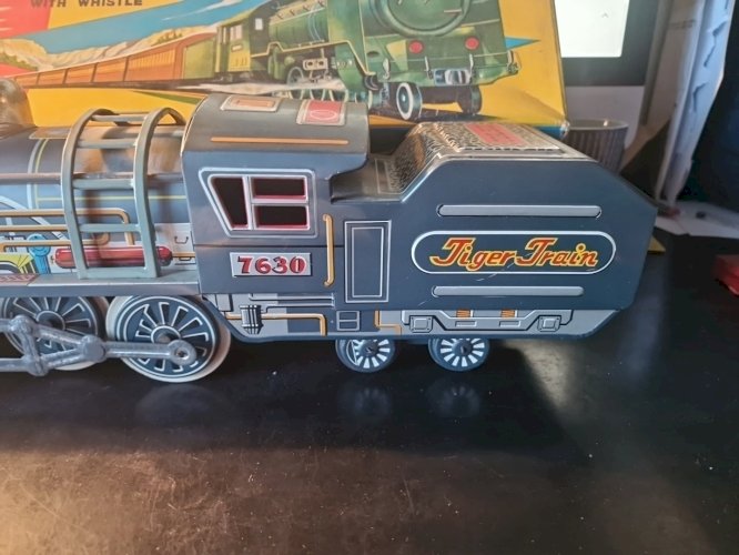 Train de plancher  a friction DAIYA made in japan - long 48 cm