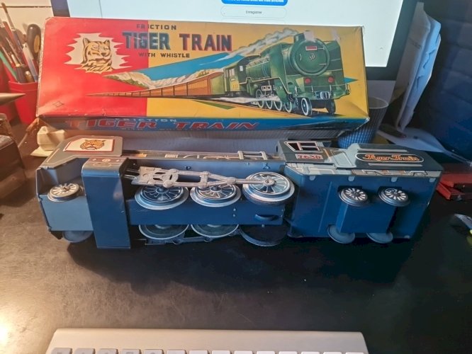 Train de plancher  a friction DAIYA made in japan - long 48 cm