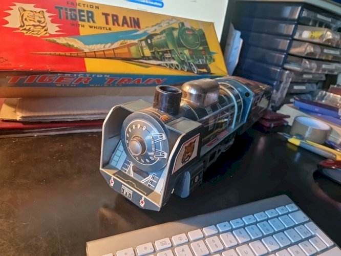 Train de plancher  a friction DAIYA made in japan - long 48 cm