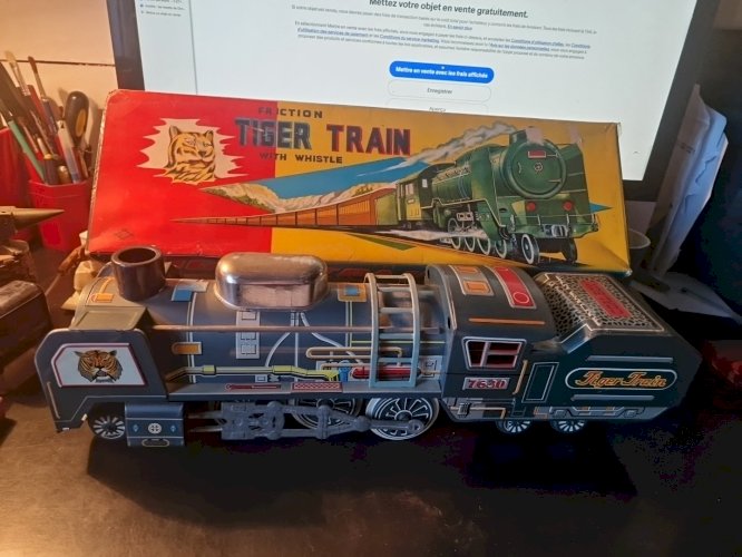 Train de plancher  a friction DAIYA made in japan - long 48 cm