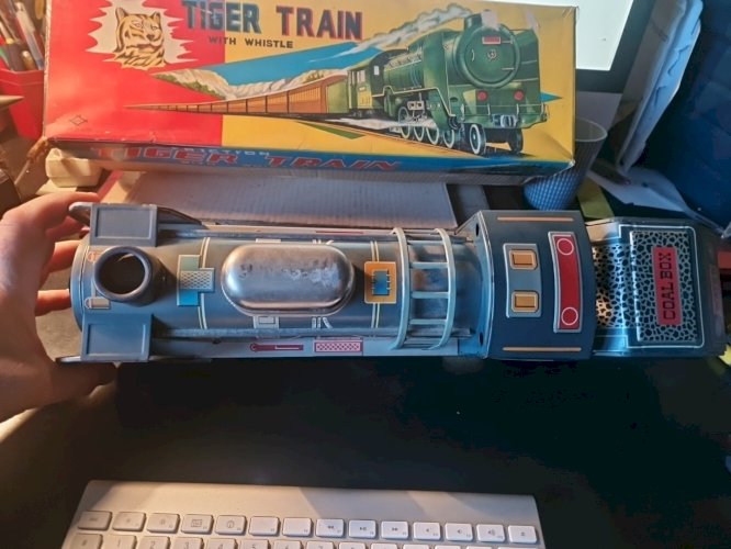 Train de plancher  a friction DAIYA made in japan - long 48 cm