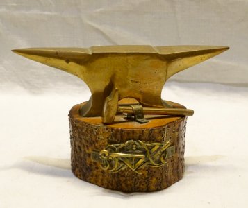 -TRAVAIL DE MAITRISE SUPERBE ENCLUME MINIATURE BRONZE FRISE DIVERS OUTILS    D