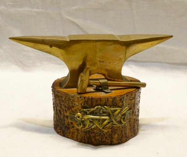 -TRAVAIL DE MAITRISE SUPERBE ENCLUME MINIATURE BRONZE FRISE DIVERS OUTILS    D