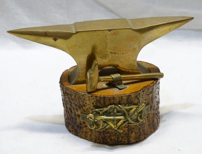 -TRAVAIL DE MAITRISE SUPERBE ENCLUME MINIATURE BRONZE FRISE DIVERS OUTILS    D