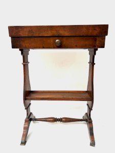 Directoire period work table in solid walnut, 19th century.