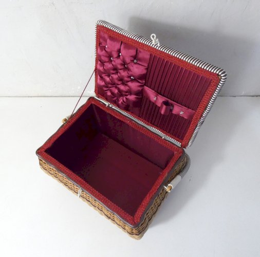 travailleuse en rotin et scoubidou cousette boite à couture mercerie vintage