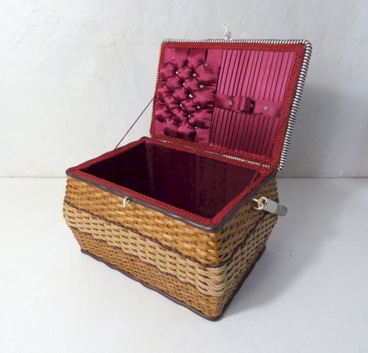 travailleuse en rotin et scoubidou cousette boite à couture mercerie vintage