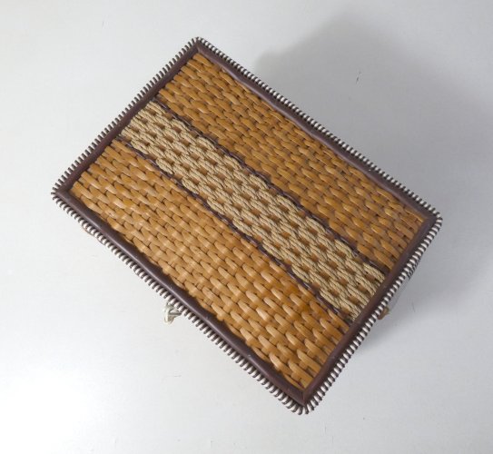 travailleuse en rotin et scoubidou cousette boite à couture mercerie vintage