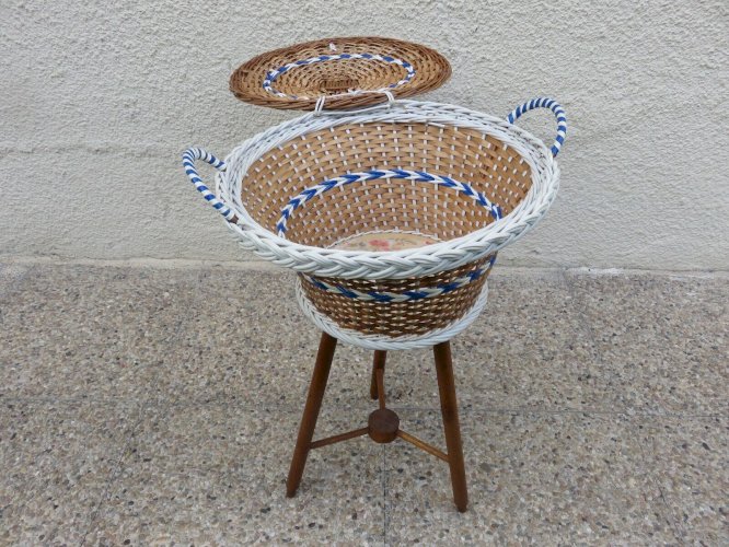 TRAVAILLEUSE TRIPODE EN ROTIN ET SCOUBIDOU ANNEES 50 60 VINTAGE