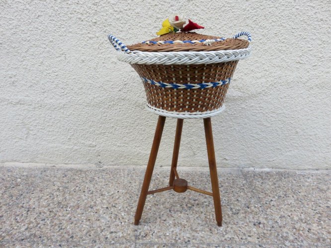TRAVAILLEUSE TRIPODE EN ROTIN ET SCOUBIDOU ANNEES 50 60 VINTAGE