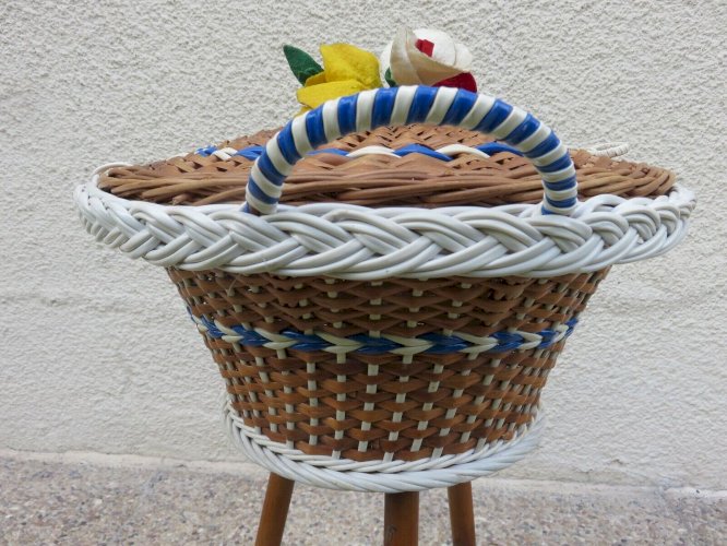 TRAVAILLEUSE TRIPODE EN ROTIN ET SCOUBIDOU ANNEES 50 60 VINTAGE