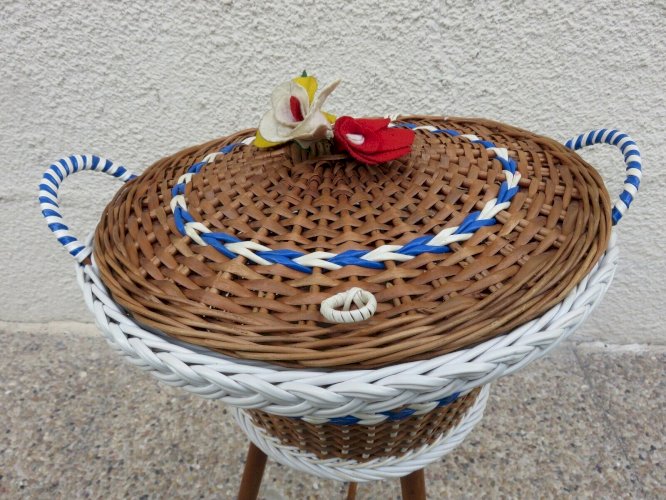TRAVAILLEUSE TRIPODE EN ROTIN ET SCOUBIDOU ANNEES 50 60 VINTAGE