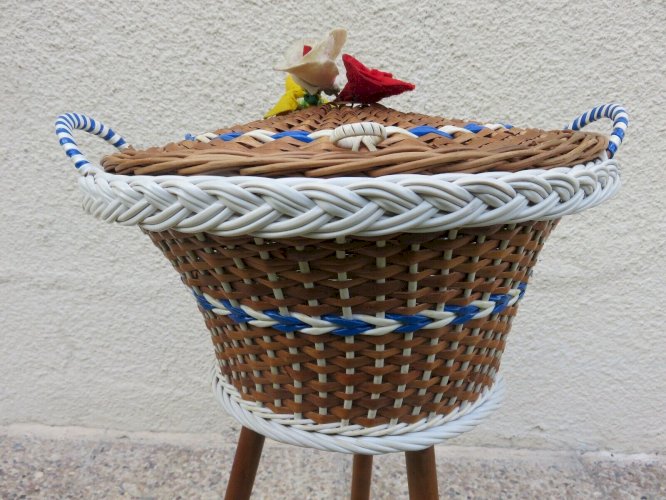 TRAVAILLEUSE TRIPODE EN ROTIN ET SCOUBIDOU ANNEES 50 60 VINTAGE