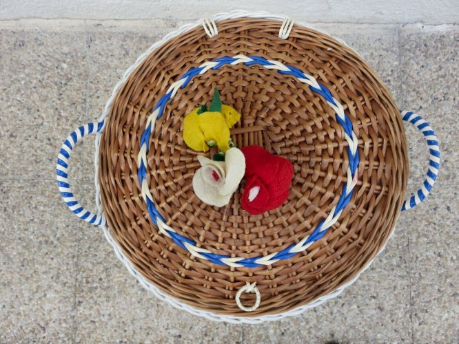 TRAVAILLEUSE TRIPODE EN ROTIN ET SCOUBIDOU ANNEES 50 60 VINTAGE