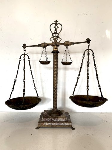 Trebuchet de bijoutier en laiton et marbre XX siècle