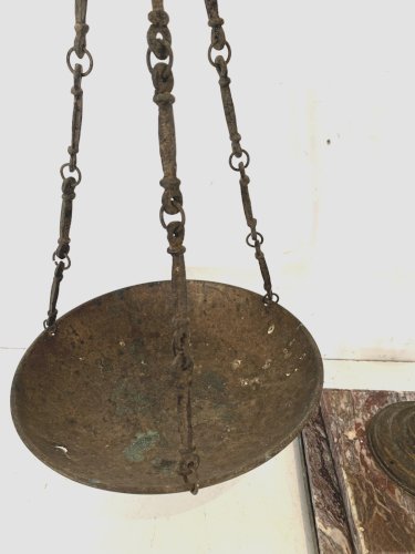 Trebuchet de bijoutier en laiton et marbre XX siècle