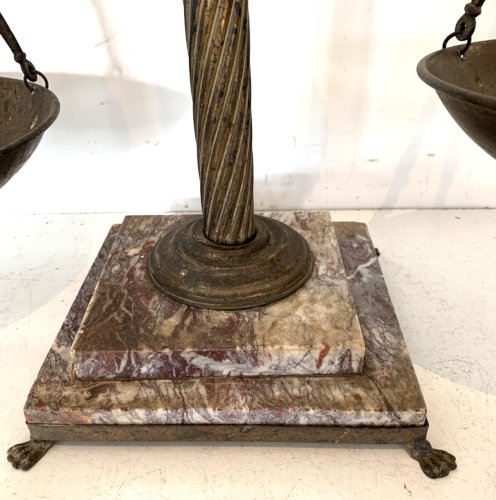 Trebuchet de bijoutier en laiton et marbre XX siècle
