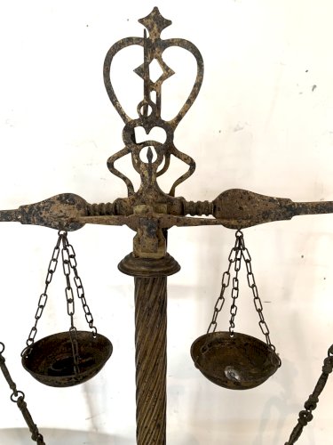 Trebuchet de bijoutier en laiton et marbre XX siècle