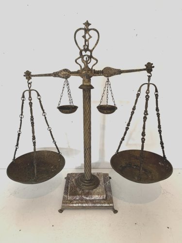 Trebuchet de bijoutier en laiton et marbre XX siècle