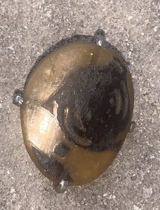 très ancien médaillon en pâte de verre dans une monture à griffe