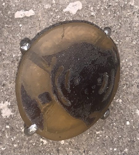 très ancien médaillon en pâte de verre dans une monture à griffe