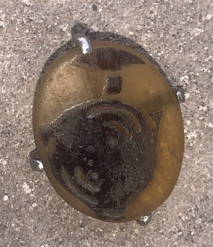 très ancien médaillon en pâte de verre dans une monture à griffe