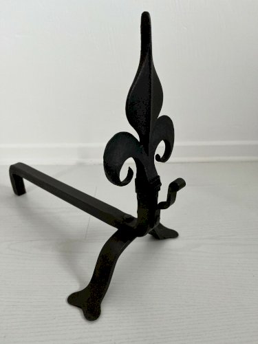TRES ANCIENNE PAIRE DE CHENETS EN FER BATTU  FLEUR DE LYS  