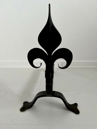 TRES ANCIENNE PAIRE DE CHENETS EN FER BATTU  FLEUR DE LYS  