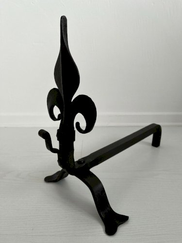 TRES ANCIENNE PAIRE DE CHENETS EN FER BATTU  FLEUR DE LYS  