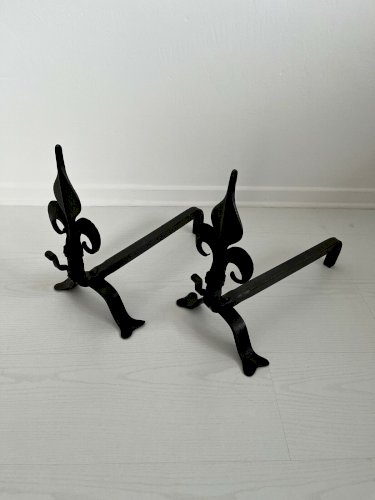 TRES ANCIENNE PAIRE DE CHENETS EN FER BATTU  FLEUR DE LYS  