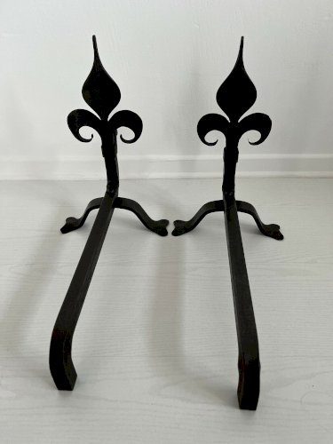 TRES ANCIENNE PAIRE DE CHENETS EN FER BATTU  FLEUR DE LYS  