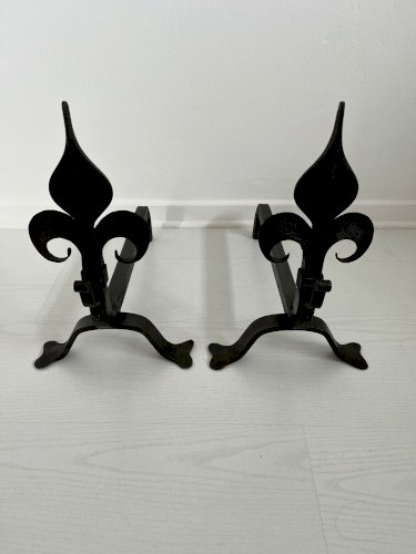 TRES ANCIENNE PAIRE DE CHENETS EN FER BATTU  FLEUR DE LYS  
