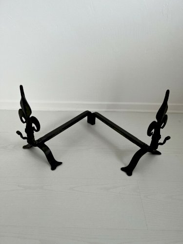 TRES ANCIENNE PAIRE DE CHENETS EN FER BATTU  FLEUR DE LYS  